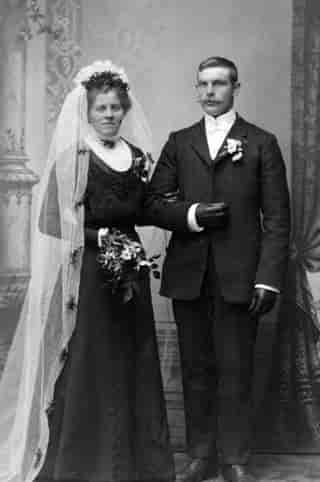 Brudebilde 1911 av Helvig og Kristian Husom, Furnes, fotografert av Larsen & Olsen
