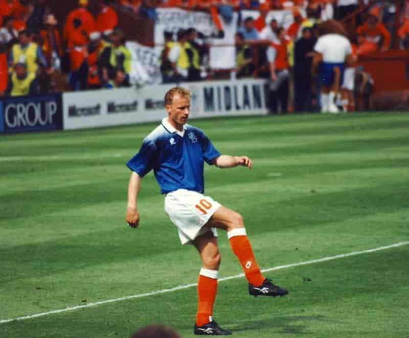 EM i England 10. juni 1996. Dennis Bergkamp varmer opp på Villa Park før Nederland-Skottland.