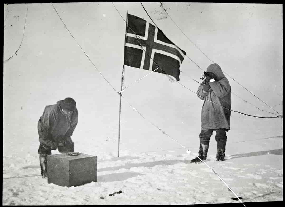 Roald Amundsen og Helmer Hanssen gjør observasjoner på Sydpolen, 1911