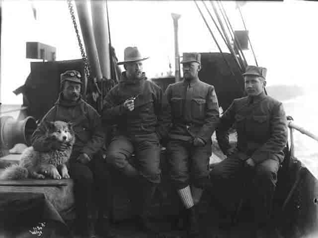 Gunnar Isachsen med en ekspedisjonsgruppe, 1907.