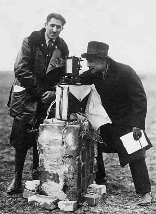Finn Malmgren og den italienske fysikeren Sldo Pontremoli studerer et magnetisk felt under Umberto Mobilen ekspedisjon til Arktis i 1928.