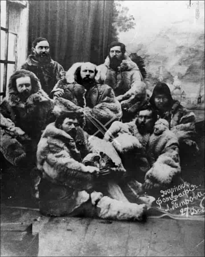 Noen av mannskapet på på polarskuta Jeanette overlevde etter en strabasiøs reise fra Arktis.