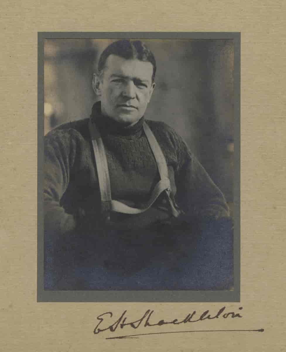 Portrettfoto signert av Shakleton, leder av the Imperial Trans-Antarctic Expedition, etter redningsaksjonen i 1916.