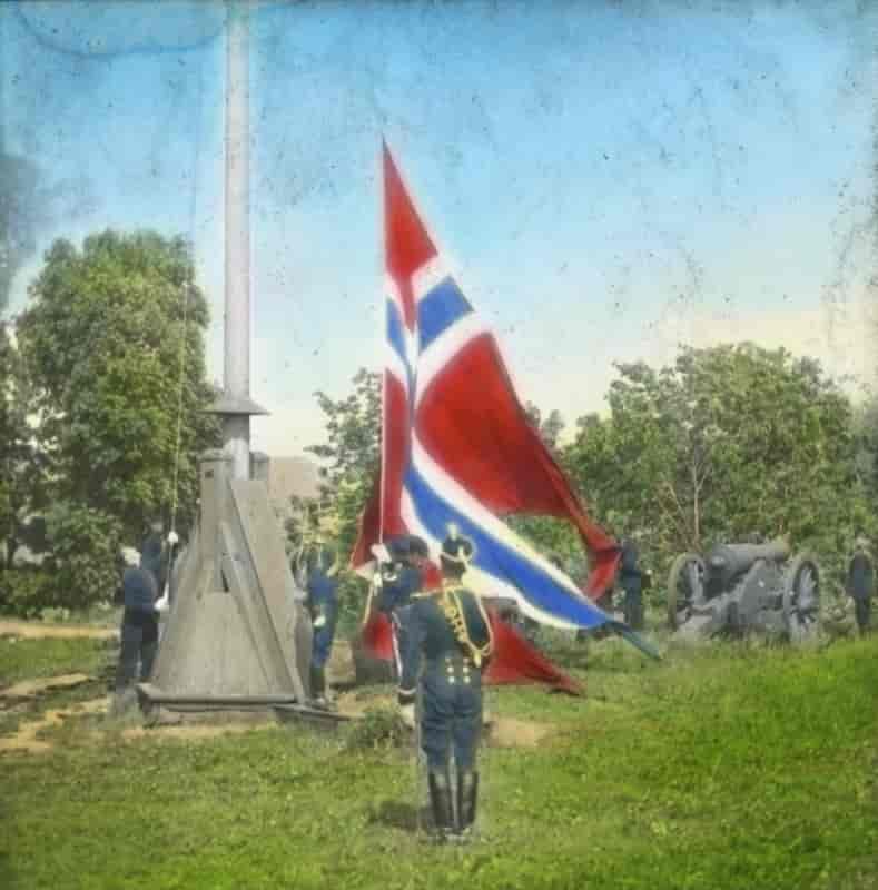 Det rene norske flagget heises på Akershus