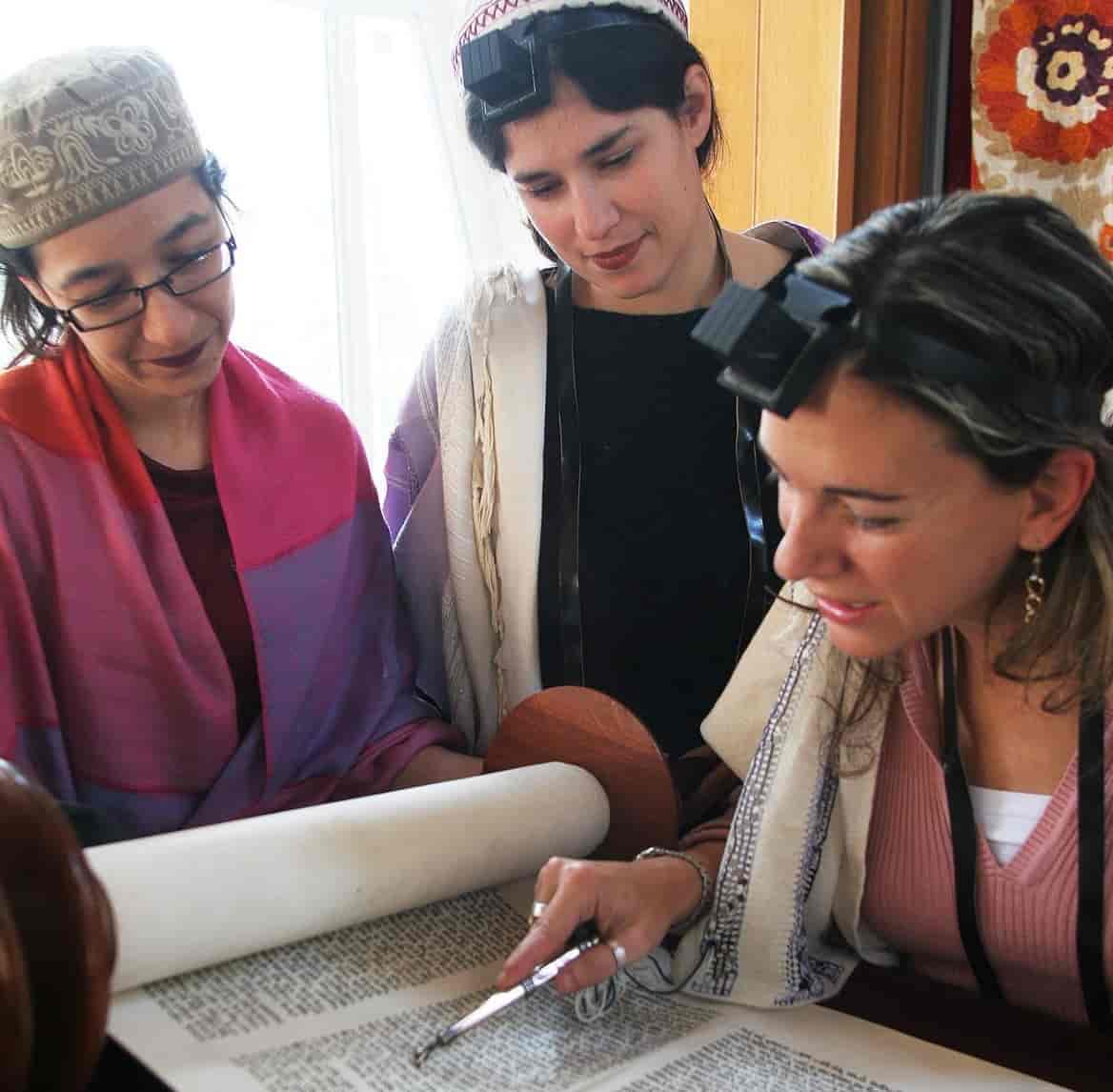 3 kvinnelige konservativjødiske rabbinere leser fra Toraen.
