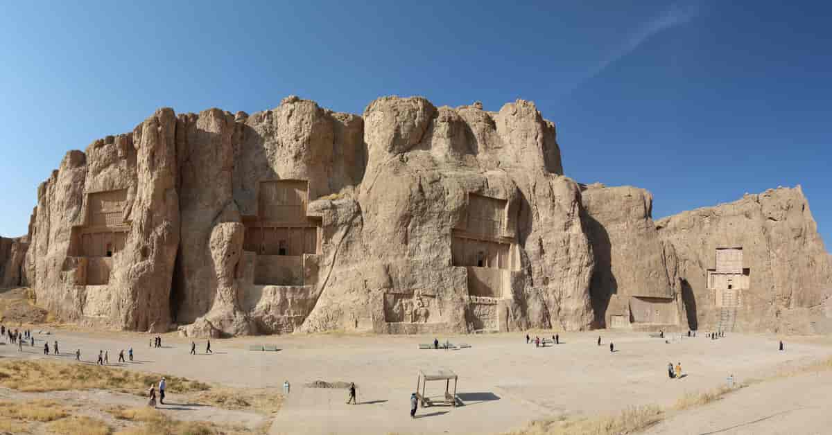 Dareios 2 er begravet i klippegrav i Nash-e Rustan, Iran.