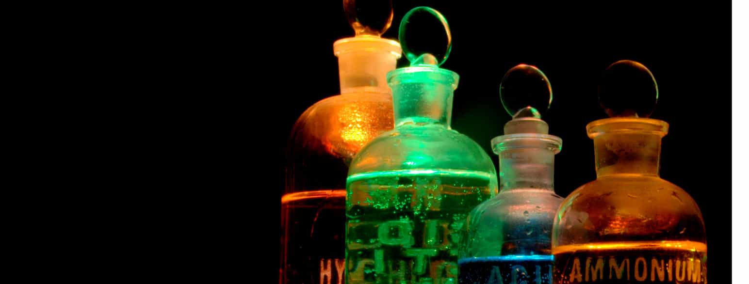 Flasker med kjemikalier i ulike farger