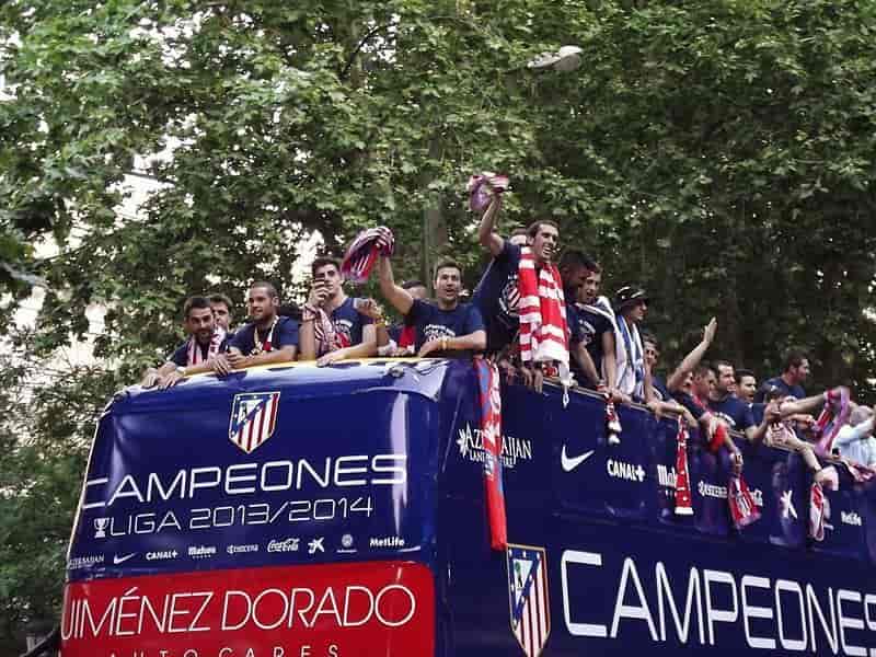 Diego Godín feirer det spanske seriemesterskapet 18. mai 2014 i Madrids gater.
