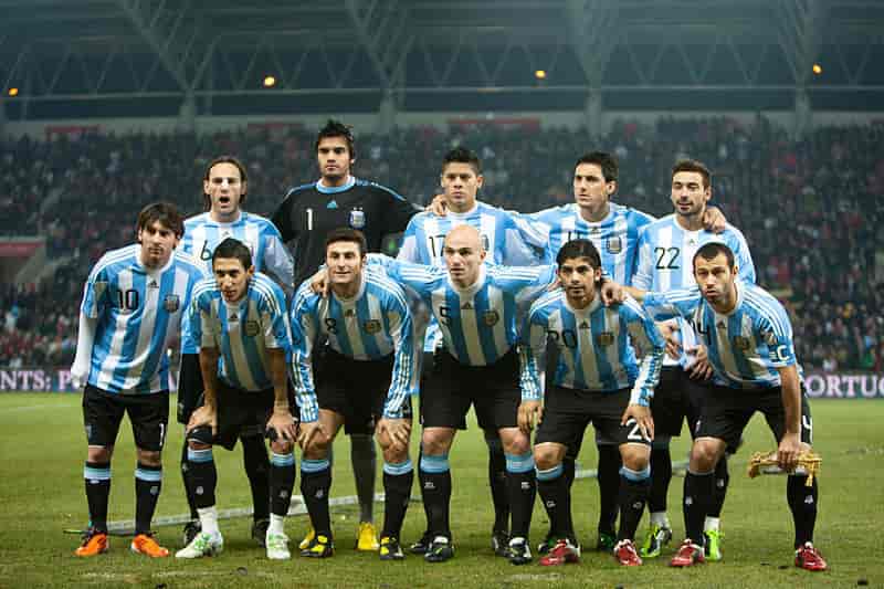 Argentina mot Portugal i en privatlandskamp (9. februar 2011). Mascherano står som nummer én fra høyre, nederste rekke.