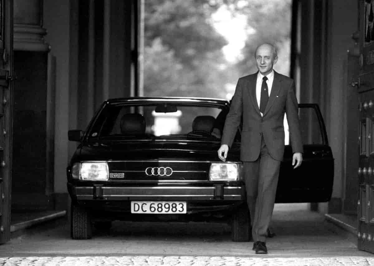 Kåre Willoch på vei ut fra slottet etter å ha blitt forespurt av kong Olav om å danne ny regjering, 12. oktober 1981