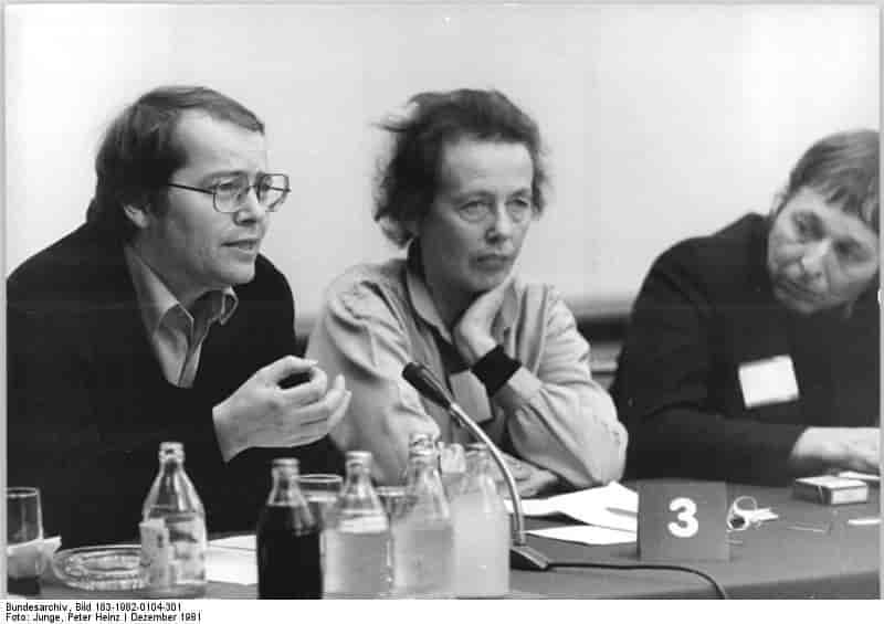 Volker Braun (til venstre) ved siden av regissør Ruth Berghaus og billedhugger Wieland Förster (1981)