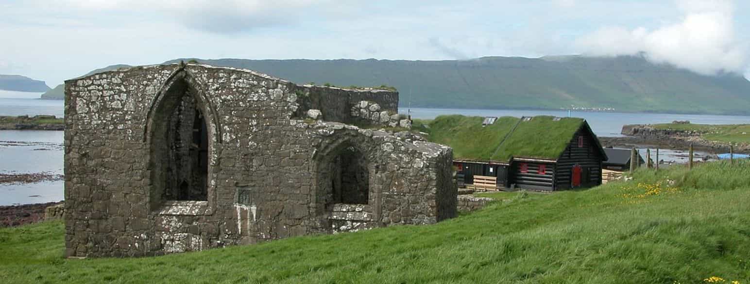 Kirkjuböur med ruinene av Magnuskatedralen