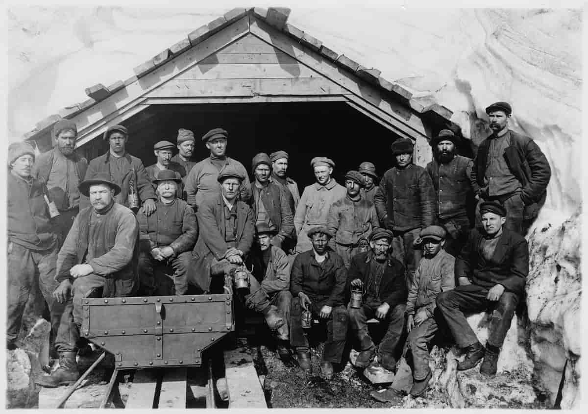 Arbeidere foran Sveagruvan, 1918