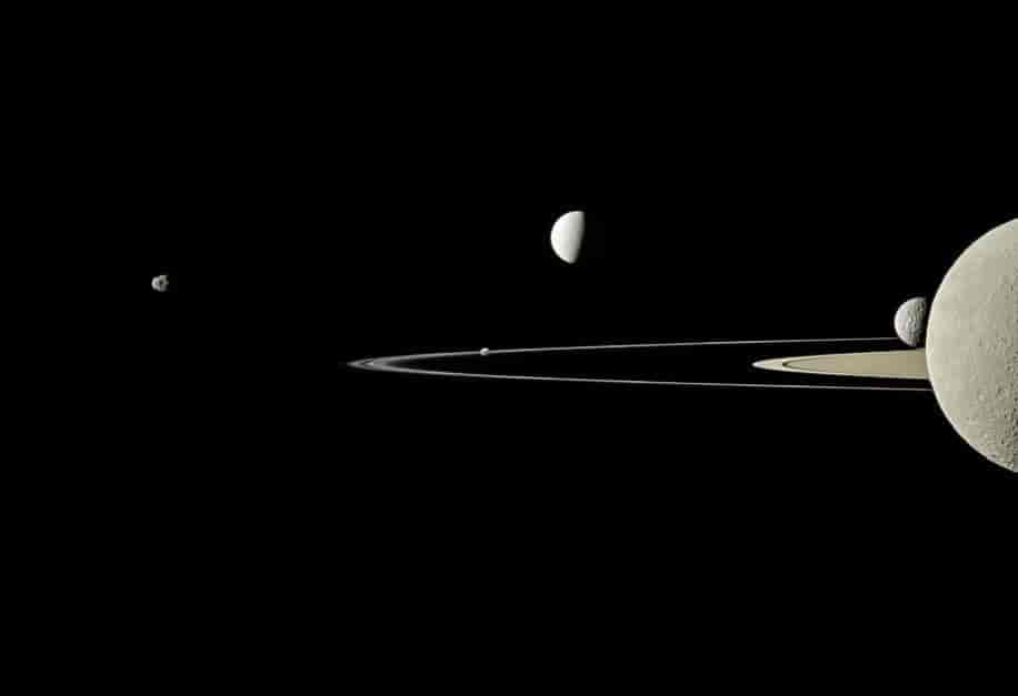 Fem av Saturns måner