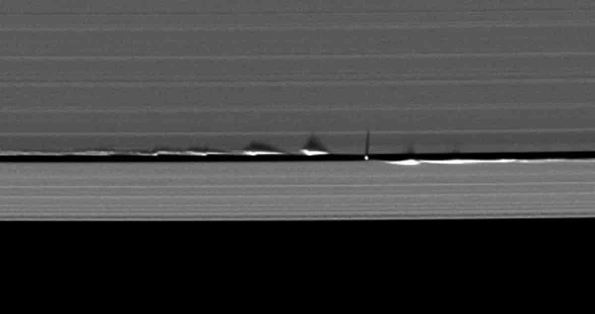 Månen Daphnis påvirker Saturns ringer