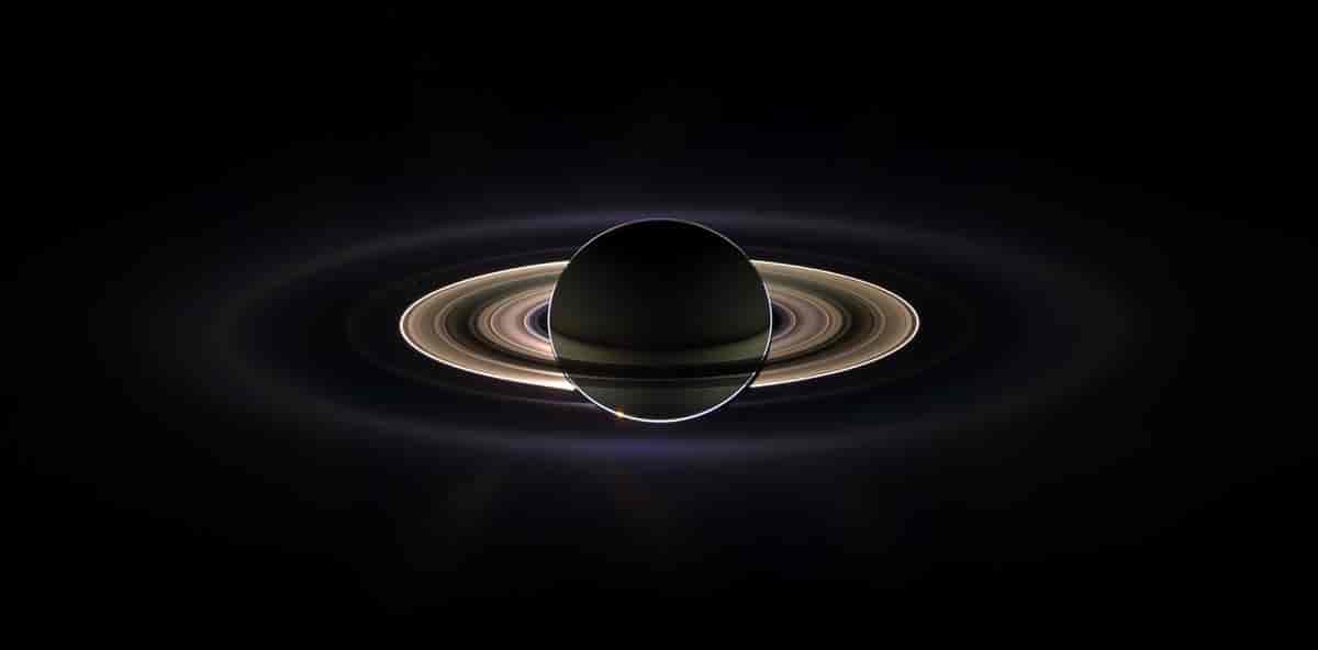 Saturn opplyst bakfra