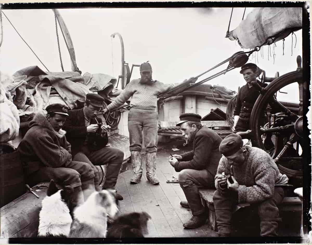 Mannskapet tar en hvil om bord på «Fram»s akterdekk, juni/juli 1894