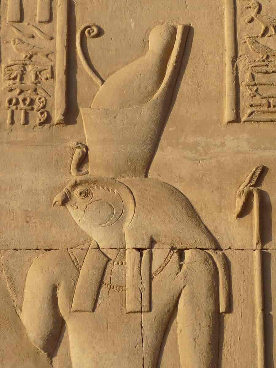 Guden Horus med uraeusslange.