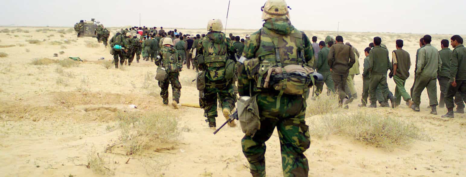 Amerikanske soldater med irakiske krigsfanger, mars 2003