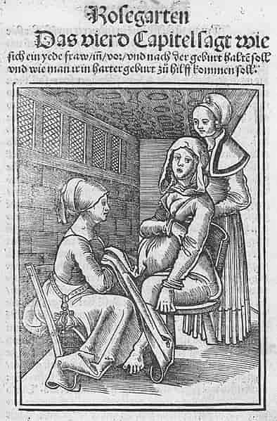 En kvinne som føder i en fødestol. Illustrasjon fra Eucharius Rösslin: Der Schwangen Frauenv vnd hebamme(n) roszgarte(n). Hagenau: Gran, um 1515