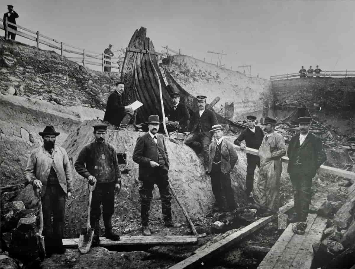Foto fra 1904 eller 1905 som viser utgravningen av det praktfulle Osebergskipet med et gravkammer som huset to kvinner