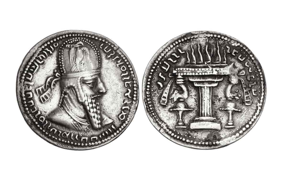 Sølvmynt med bilde av Ardashir 1 og zoroastrisk ildalter.
