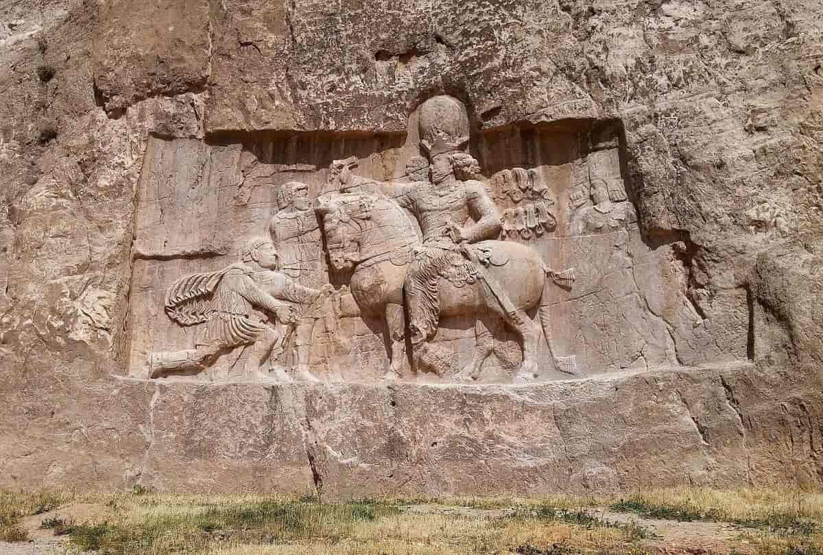 Filip "araberen" kneler foran Shahpur 1, Velrian ved hans side.