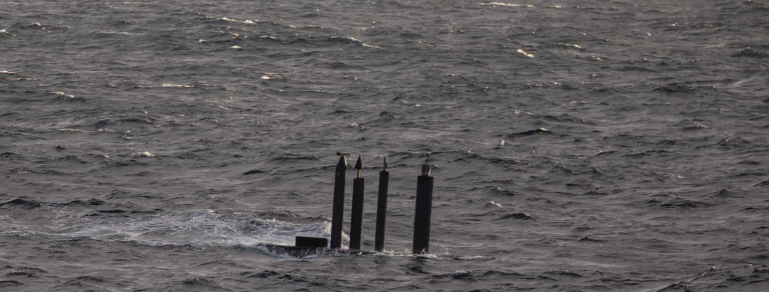 Ubåt-periskop i overflaten under Trident Juncture 2018