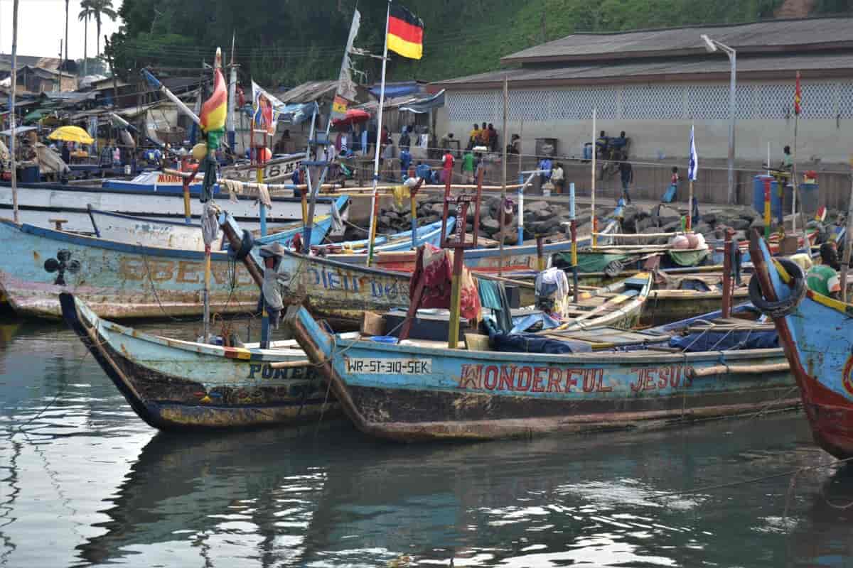 Småskala fiskebåter fra Ghana