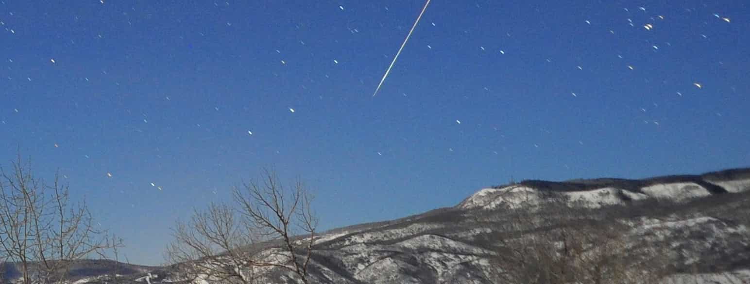 Meteorer som treffer bakken kalles meteoritter.