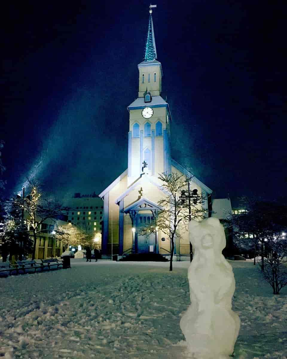 Tromsø domkirke i mørketida.