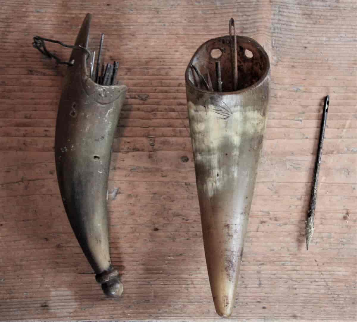 To seilmakerhorn med nåler fra Arendal
