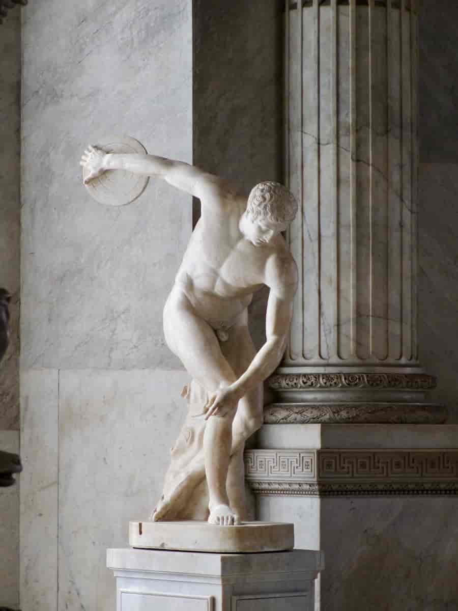 «Diskoskasteren» i marmor, utstilt i Vatikanmuseet.