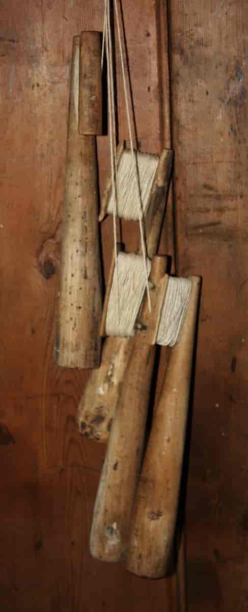 Slingrestokker med tråd av klassisk type i Gamle Kvernes Bygdemuseum