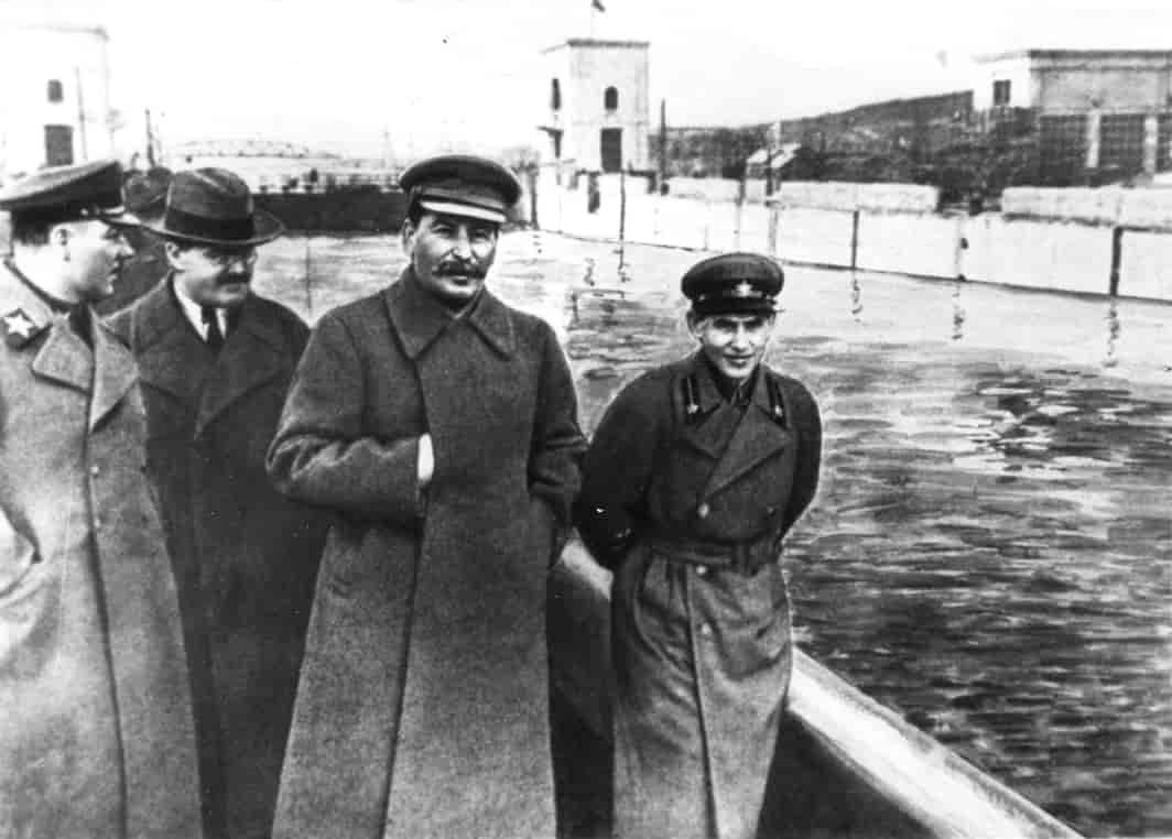 Kliment Vorosjilov, Vjatsjeslav Molotov, Josef Stalin og Nikolai Jezjov