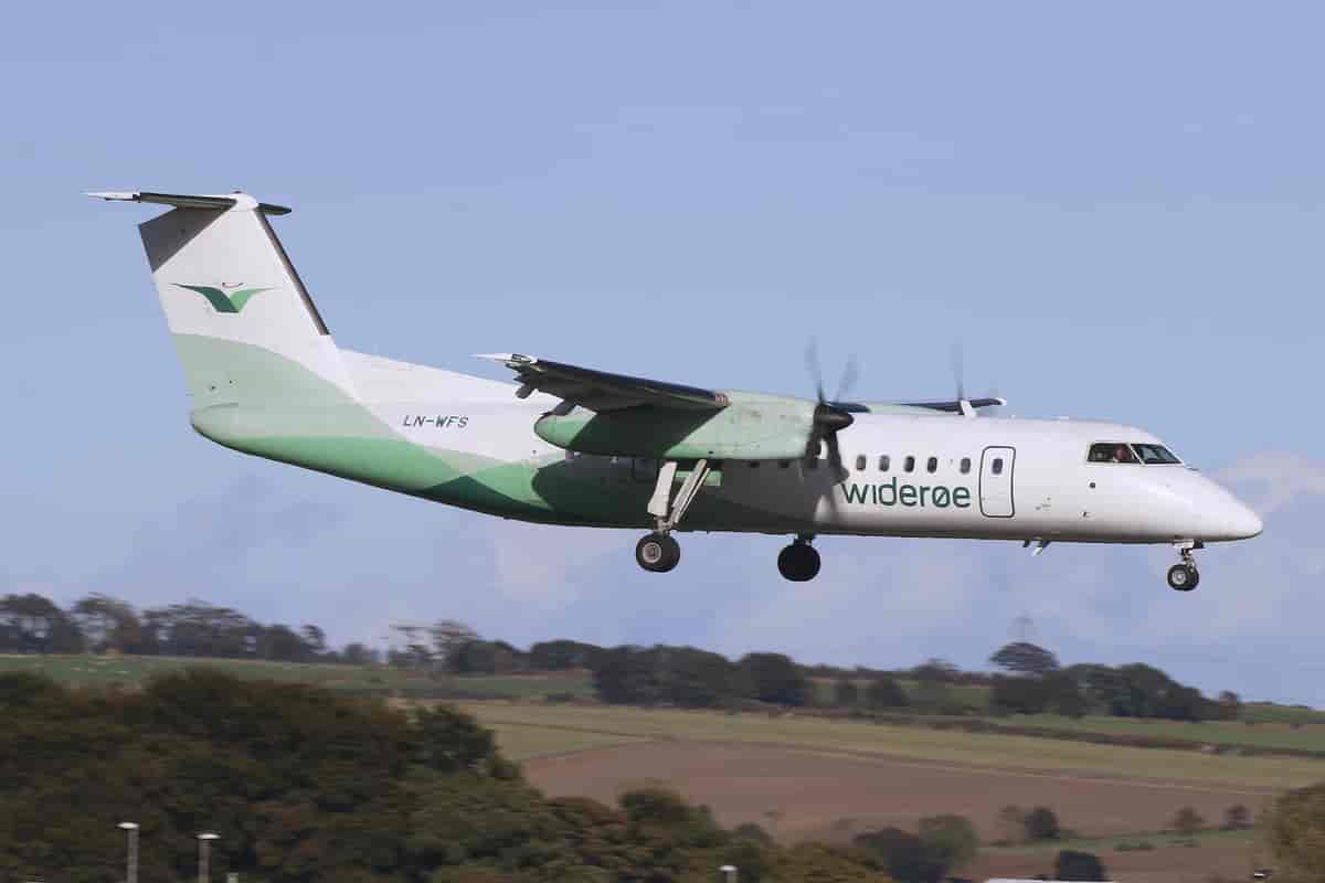 Widerøe Dash 8-Q311 under innflygning til Aberdeen
