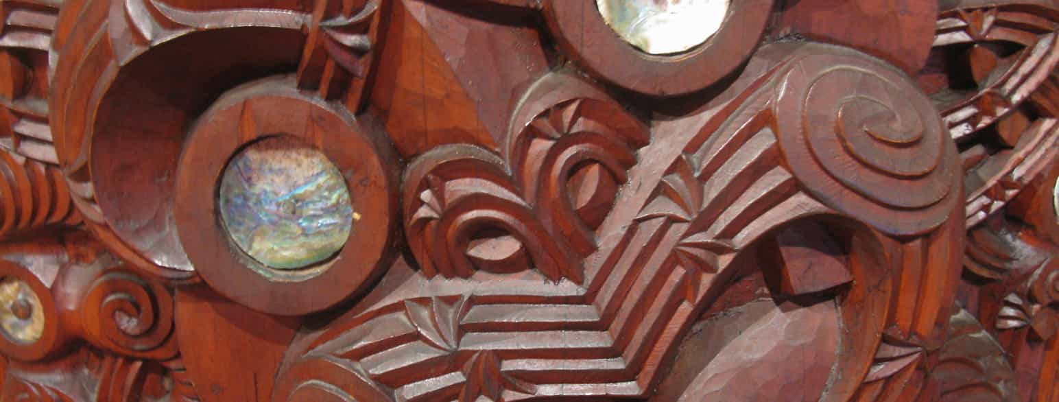 Maori utskjæring i Te Whare Runanga
