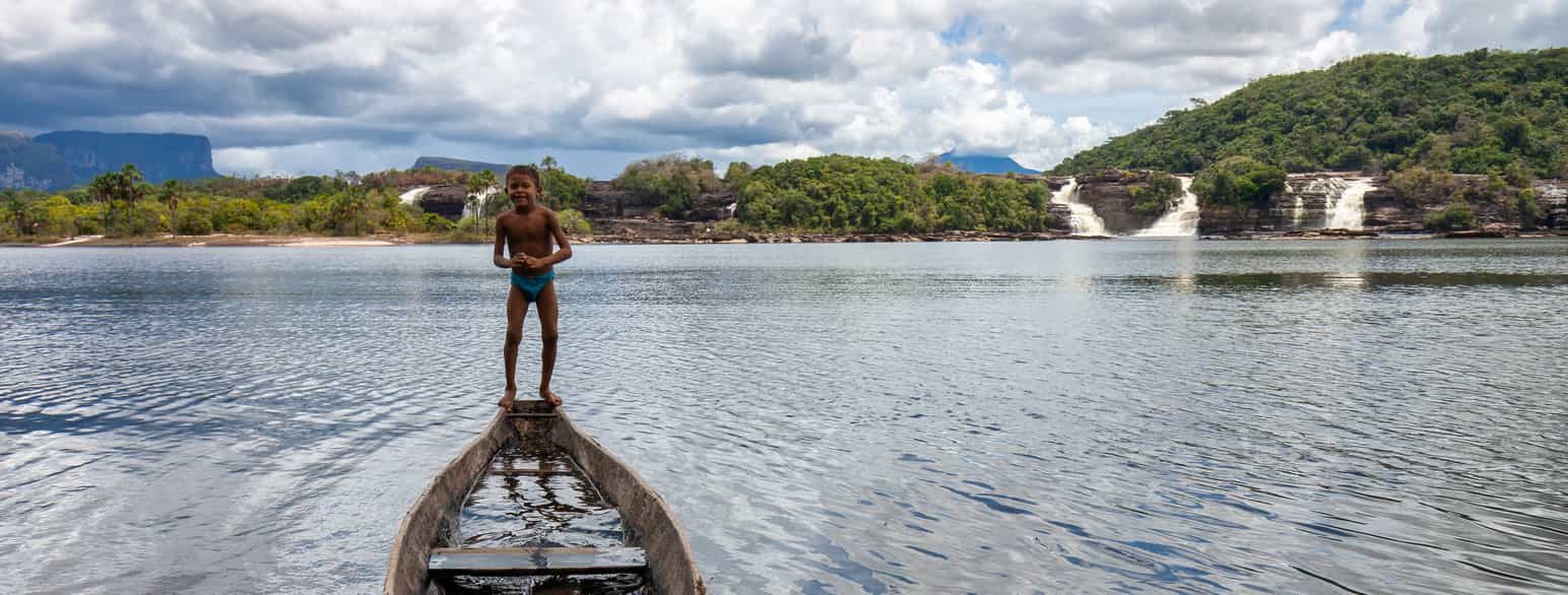 Barn på kano, Canaima, Venezuela