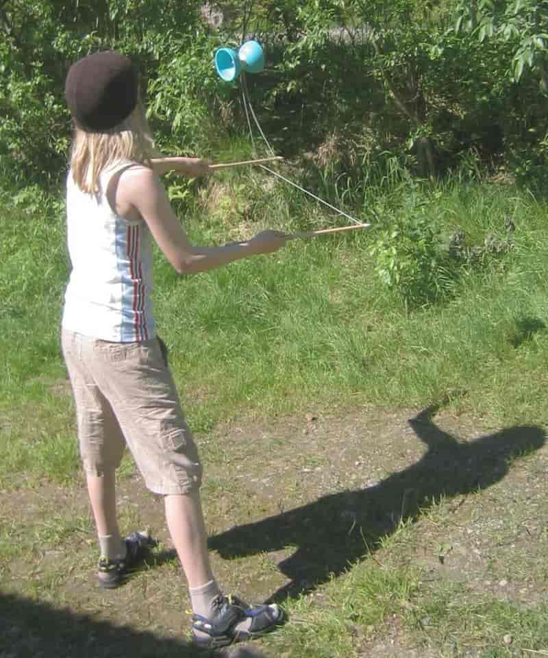 Dette fotoet fra 2005 viser en gutt som gjør en "venstre trapes", en grunnleggende øvelse, med sin diabolo