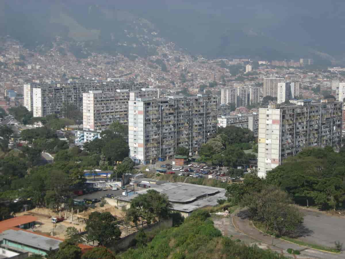 De karakteristiske blokkene i arbeiderklassebydelen 23 de Enero i Libertador kommune, med blant annet bydelene Súcre, La Pastora og fjellområdet Ávila i bakgrunnen.