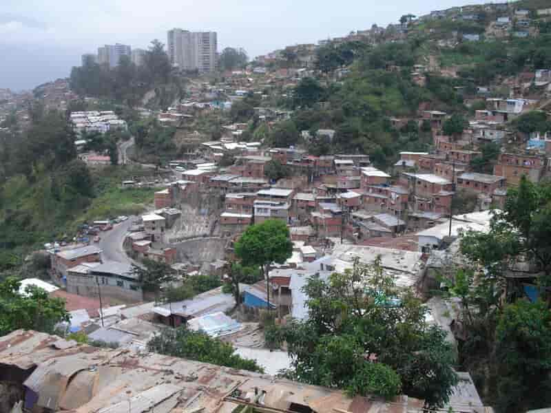 Uregulert og uformell bebyggelse (barrio) i bydelen Catia vest i Caracas.