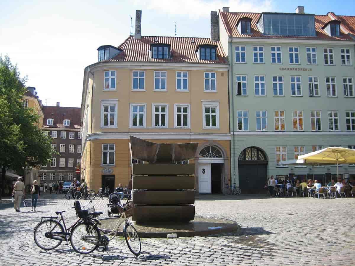 Skulptur i granitt av Søren Georg Jensen  på Gråbrødre Torv i København (1971)