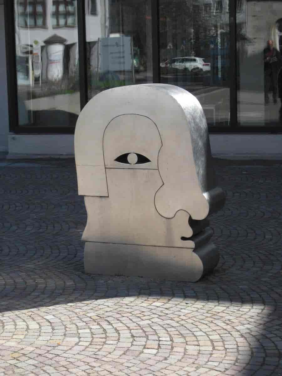 Statuen «Kopf» av Horst Antes