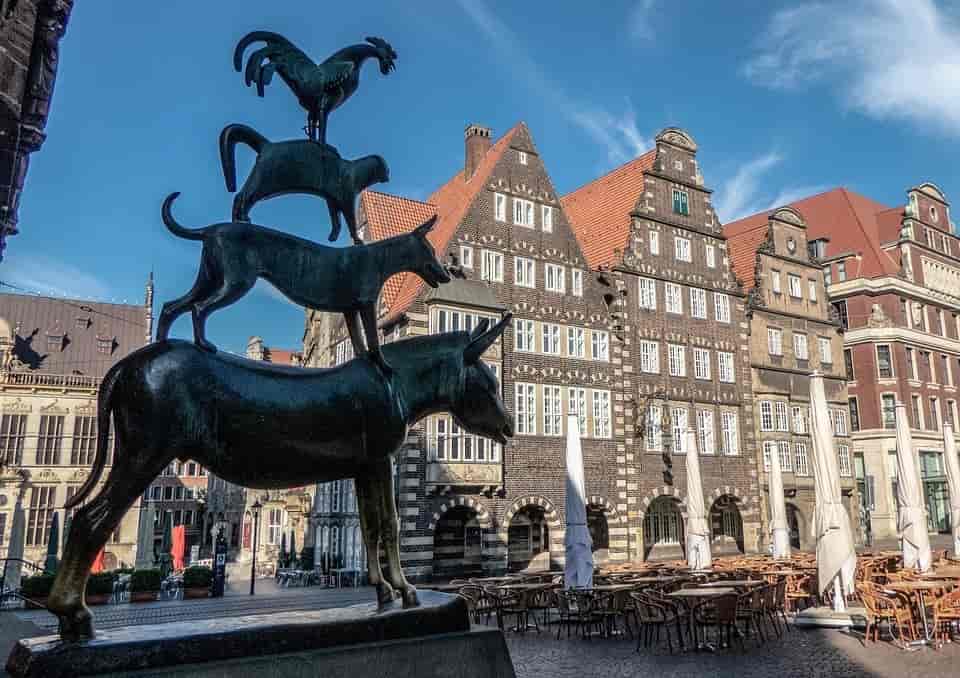 Bremen med statue av stadtmusikantene.