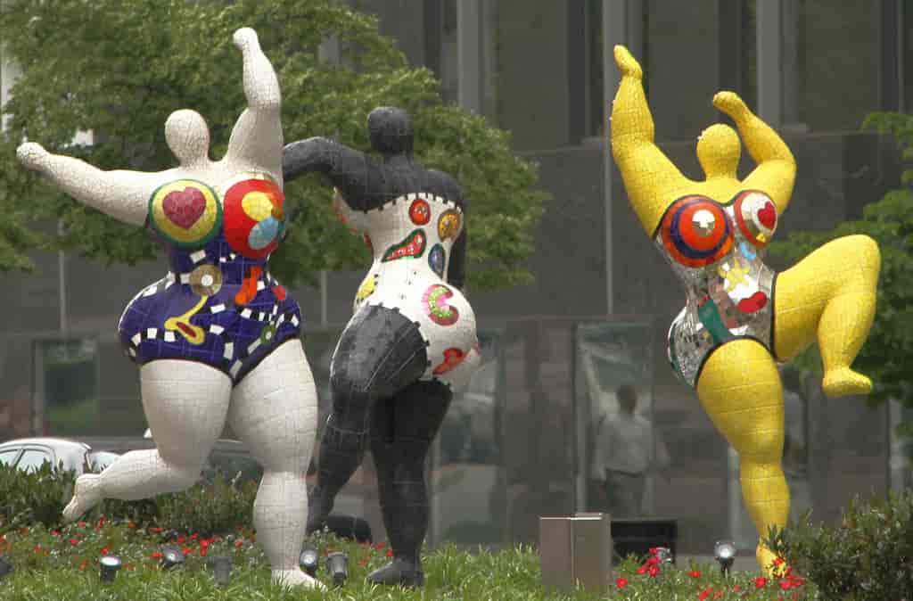 «Les Trois Graces» fra 1999 av Niki de Saint-Phalle