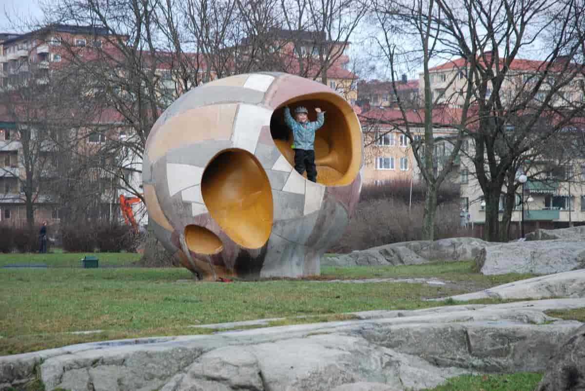 Ägget (1952) av Egon Möller-Nielsen i Tessinparken på Gärdet i Stockholm