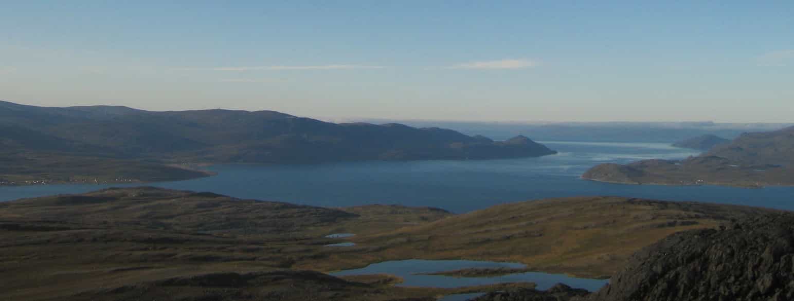 Kvalsundet (Sámi: Fálesnuorri), Samuelsundet (Sámmolnuorri) og Repparfjorden (Riehppovuotna)