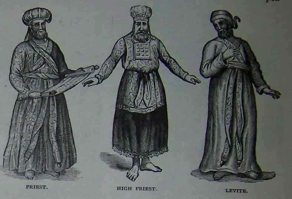 Bilde av en prest (til venstre), en øversteprest (i midten) og en levitt (til høyre)