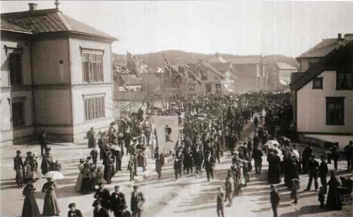 Borgertoget 17. mai 1896 passerer Kammerherregården i Porsgrunn