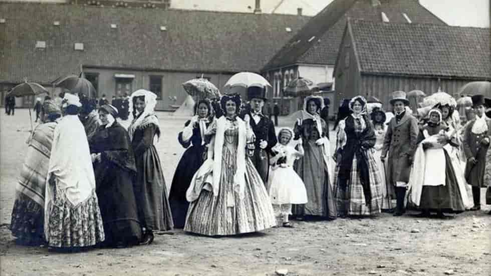 Foto av det historiske opptoget i Trondhjem 17. mai 1914 ved Katedralskolens skolegård.